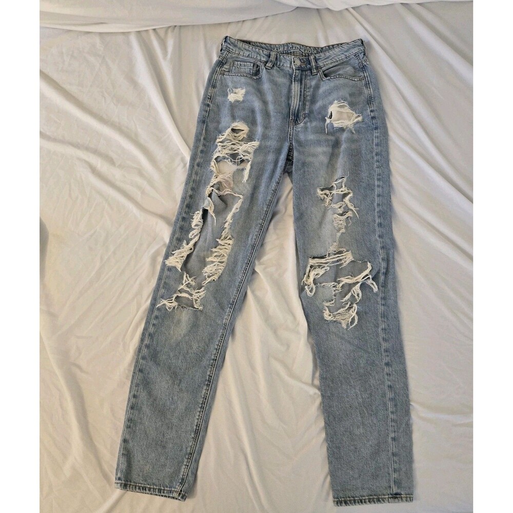 American Eagle Jeans Light Wash Ripped Denim. Size 6 Long 100% Cotton Y2K 2000s